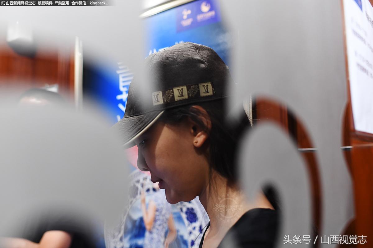 90后北漂網(wǎng)紅被指“鼻子丑”?直播籌錢“取肋骨”圓整形夢