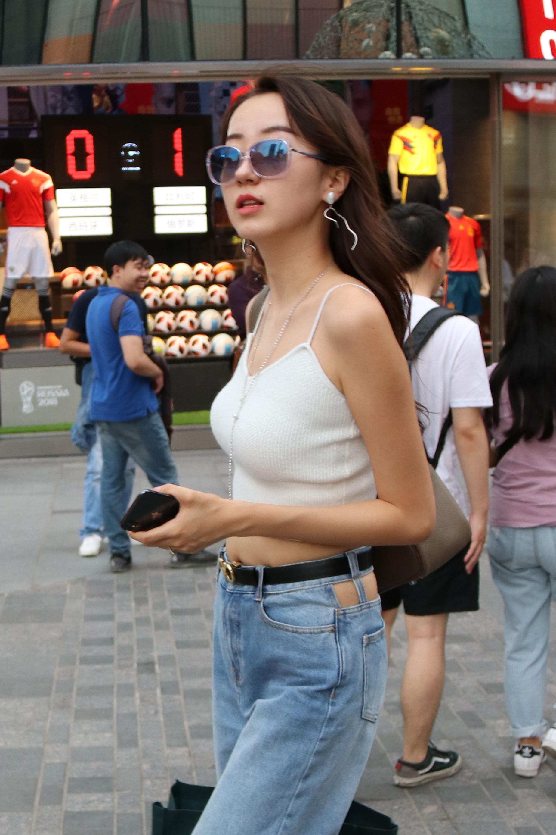 街拍北京，無懼烈日的時(shí)尚姑娘們，這得涂多少防曬霜？